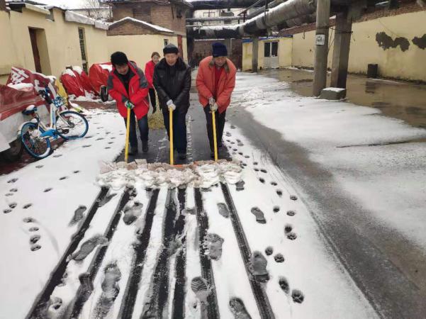 不畏嚴寒除積雪 城建物業(yè)在行動