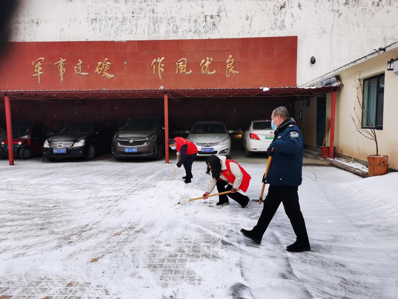 鞏固創(chuàng)城展風(fēng)采 掃雪除冰暖人心